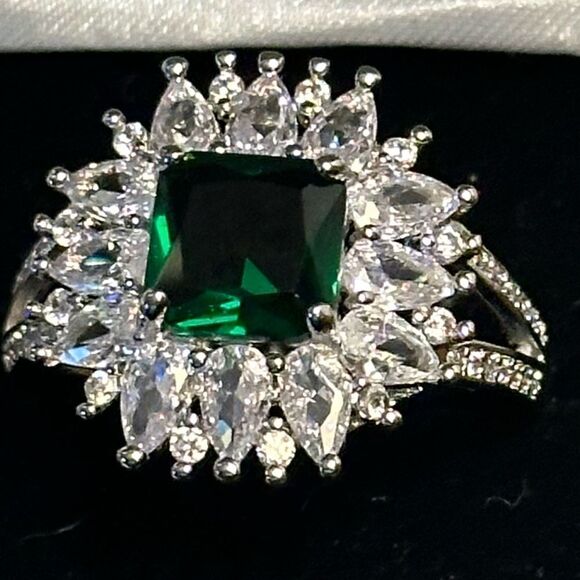 HURRY⭐️NEW⭐️ HUGE GREEN GEMSTONE RING LAB CREATED EMERALD WHITE CZ SQUARE BLING - Picture 1 of 11